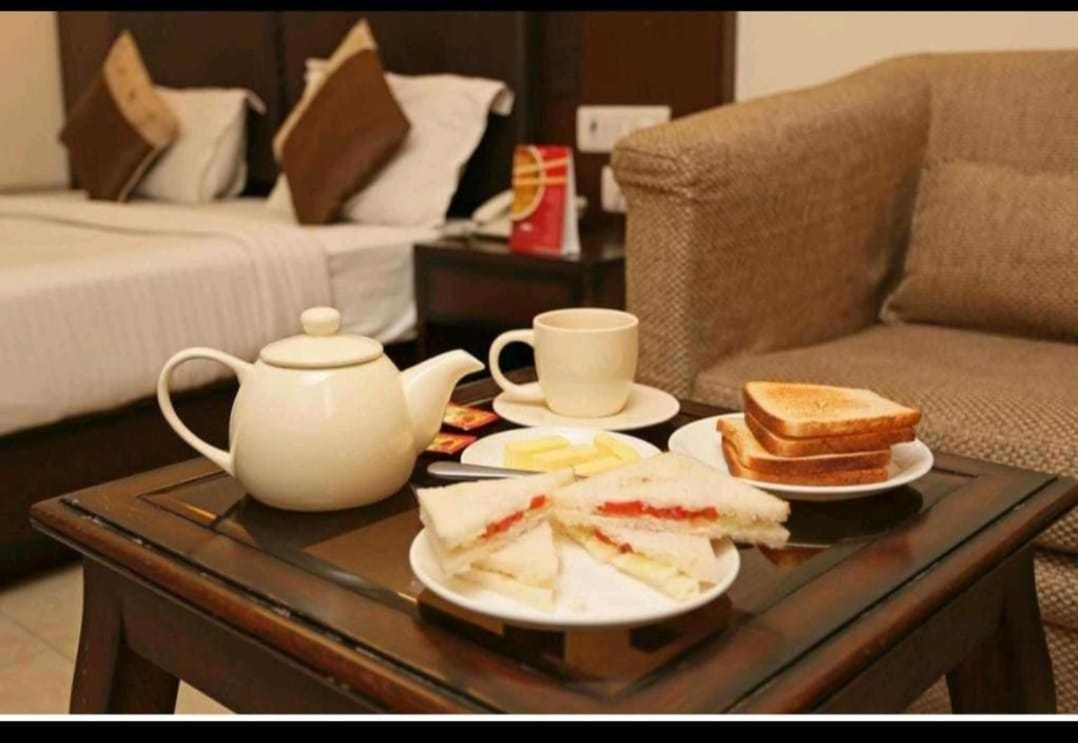Hotel O Airport Plaza By Palace New Delhi Exteriör bild