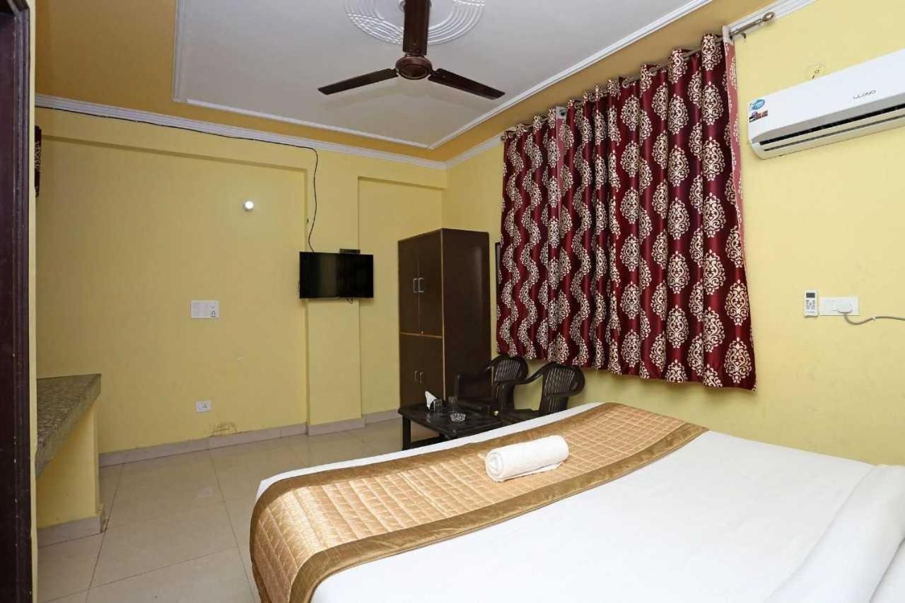 Hotel O Airport Plaza By Palace New Delhi Exteriör bild
