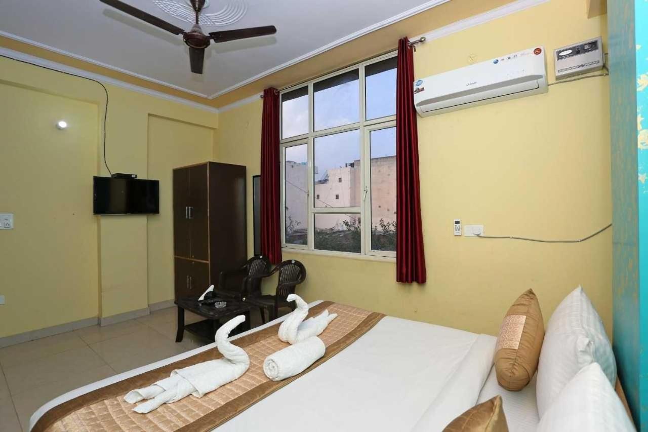 Hotel O Airport Plaza By Palace New Delhi Exteriör bild